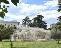 Die sogenannte Wolke, ein Kunstgebilde mitten in Tirana