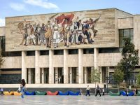 Überbleibsel aus der kommunistischen Zeit unter Enver Hoxha auf dem Skanderbegplatz