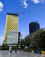 Neue moderne Hochhäuser sprießen in Tirana wie Pilze aus dem Boden