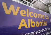 Wir können es nicht fassen, nach 11 Stunden Verspätung erreicht auch der zweite Teil der Gruppe endlich die albanische Hauptstadt