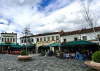Mediterranes Feeling auf dem Marktplatz von Korce
