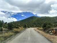 Kurven und Schlaglöcher in den Bergen Albaniens