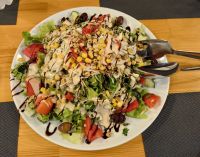 Salat beim Abendessen in Permet