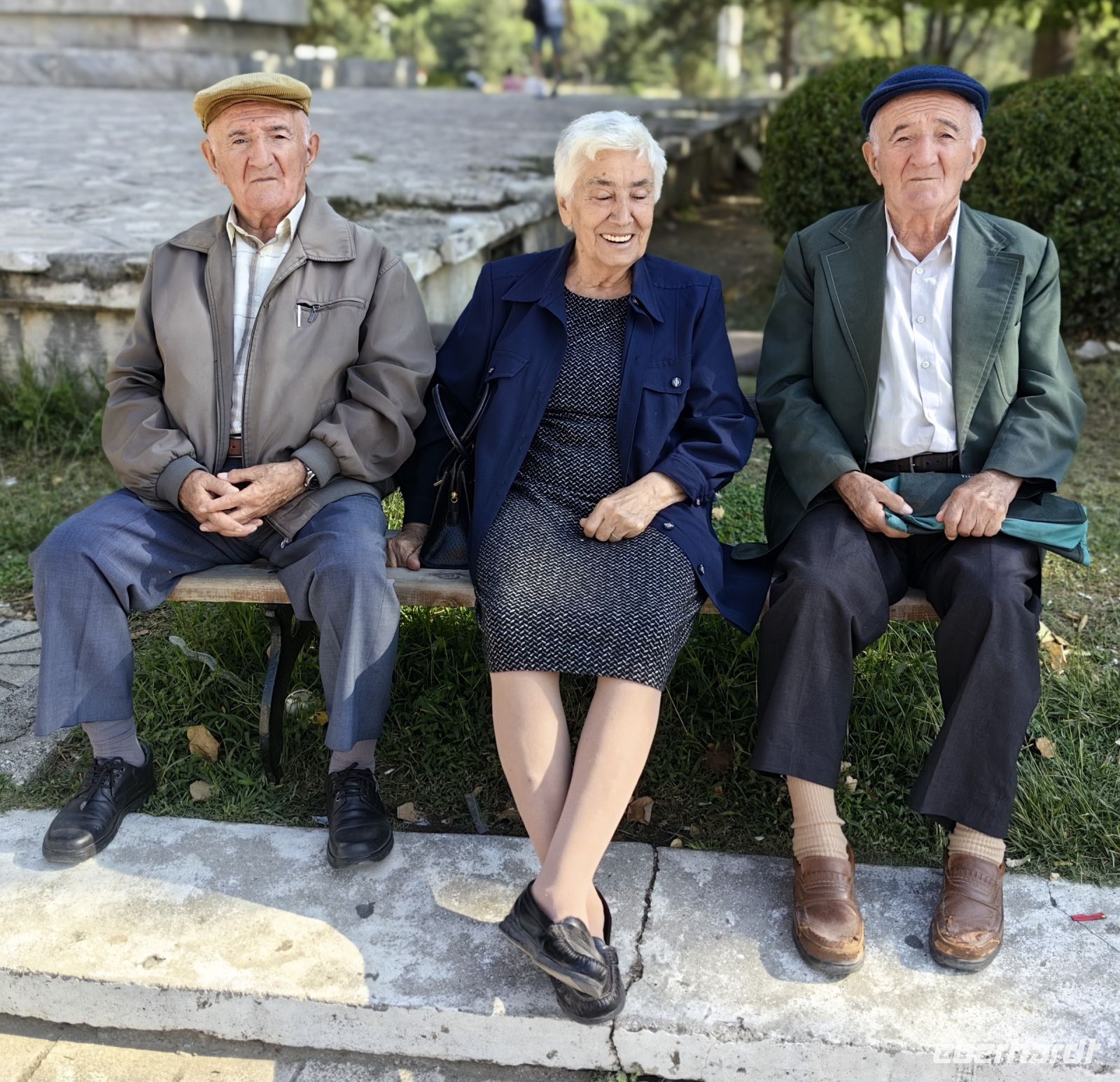 Man trifft sich gern auf einer Parkbank in Albanien, hier in Permet