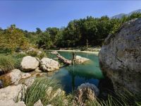 Türkisblau fließt der Drinos durch Südalbanien