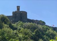 Über Gjirokastra thront die Burg hoch oben