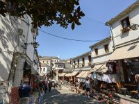 Lebendige Gasse in der Altstadt von Gjirokastra