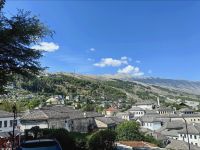 Blick über die Dächer von Gjirokastra