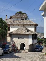 Das Ethnologische Museum von Gjirokastra ist das Geburtshaus von Enver Hoxha