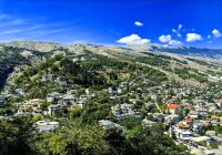 Blick ins Tal von der Burg von Gjirokastra