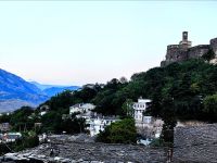 Kulisse der Burg von Gjirokastra am frühen Morgen