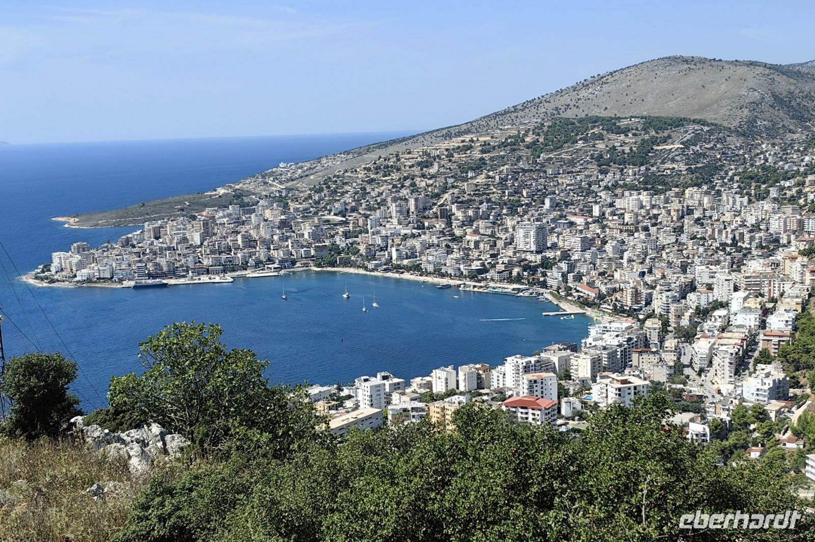 Die hufeisenförmige Bucht von Saranda