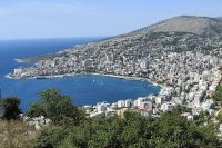 Die hufeisenförmige Bucht von Saranda