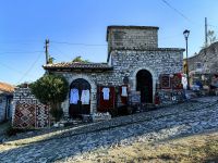 Steile Gasse in Berat