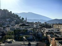 Hier stehen Kirche und Mosche genau nebeneinander, Berat