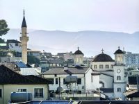 Kirche und Moschee direkt nebeneinander in Berat
