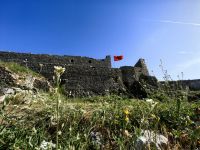 Über allem thront die albanische Flagge mit dem zweiköpfigen Adler