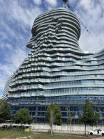 ..der Kopf von Skanderbeg als Hochhaus