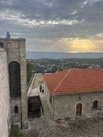 Im Hintergrund das Meer 