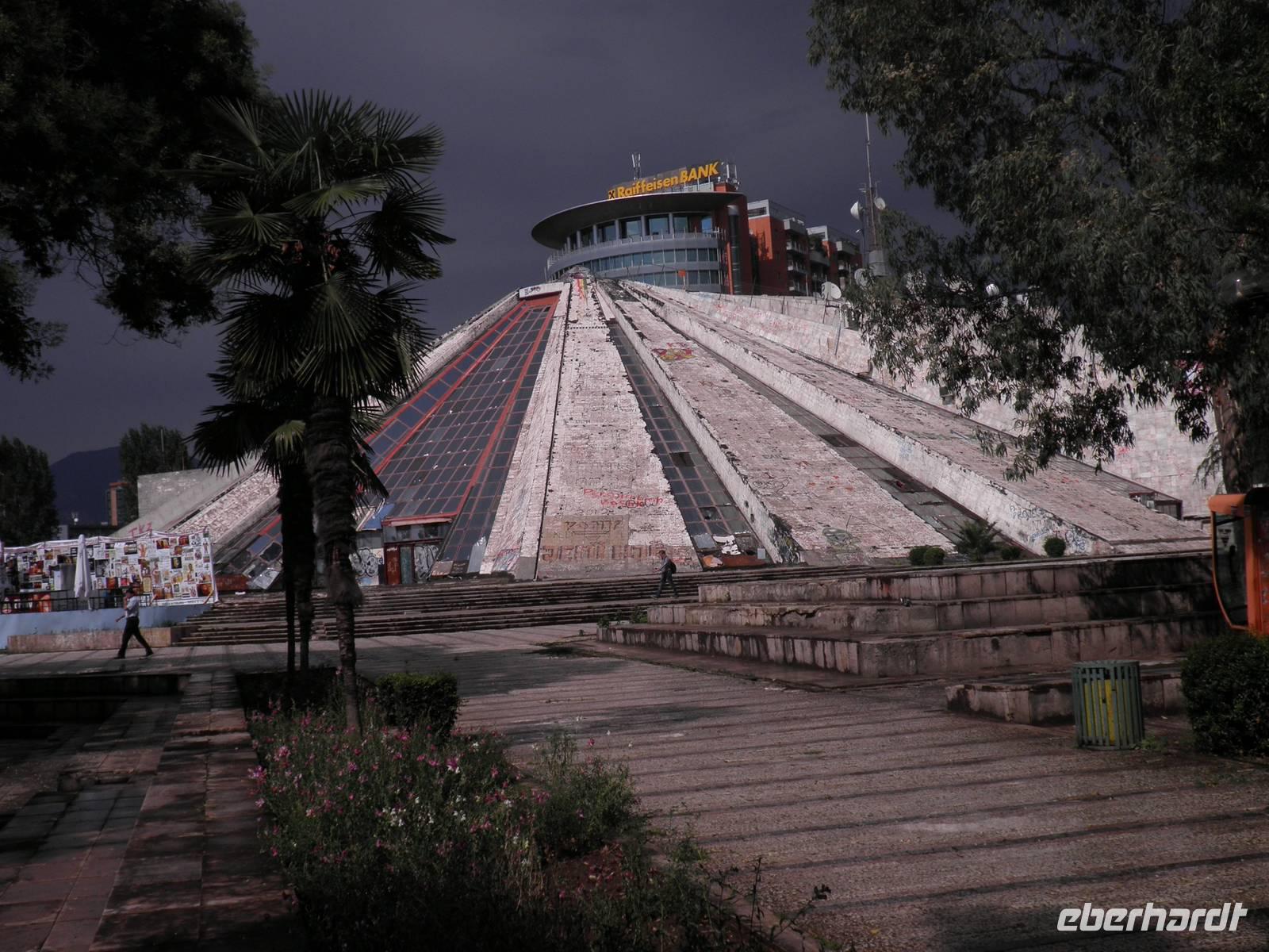 In Tirana : ursprünglich als Mausoleum für Enver Hoxha gedacht