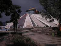 In Tirana : ursprünglich als Mausoleum für Enver Hoxha gedacht