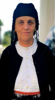 Albanerin in Tracht, sie besucht eine Hochzeit