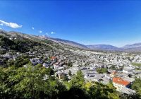 Blick auf die Altstadt von Gjirokastra von der Festung aus