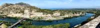 Panoramablick von der Festung Rozafa auf den Fluß Kir