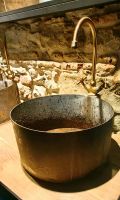Upcycling auf albanisch, die Regentonne ist jetzt ein Waschbecken
