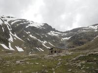 Wanderung im Vall d'Incles - idyllische Schutzhütte am Bergsee