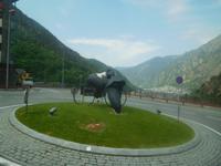 kunstvoll gestalteter Kreisverkehr für die Tour de France