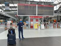 Reisebegleiter Benjamin am Flughafen Dresden - Single-Wanderreise Pyrenäen – Naturerlebnis Andorra