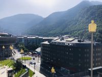 Die 7 Gemeinden Andorras (gelbe Figuren)