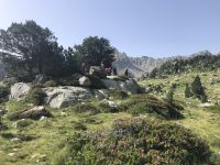 Pause auf großen Felsbrocken