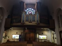 schönes Rossettenfenster über der Orgel