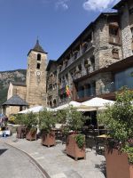 Kaffeepause in Ordino mit Blick auf die Kirche St. Corneli & St. Cebria
