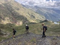 Abstieg über Steine - Jeder hilft Jedem - Tolle Wandergruppe