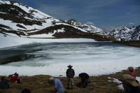 Mittagspause am teilweise noch gefrorenen Bergsee