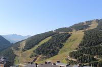 Blick auf eine von mehreren Skipisten in Andorra