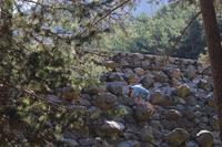 Reisegast klettert Staumauer hoch