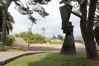 Denkmal in Barcelona und die neue Seilbahn im Hintergrund