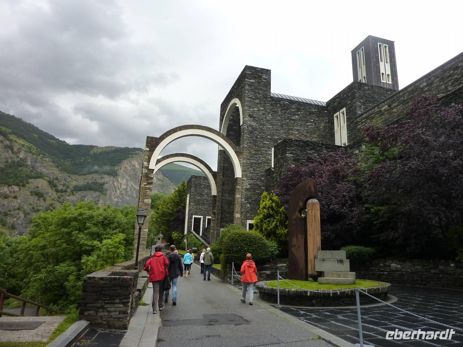 moderne und doch in die Landschaft eingepasste Kirchen-Architektur