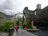 moderne und doch in die Landschaft eingepasste Kirchen-Architektur