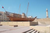 Dhau-Modell vor dem Dubai-Museum