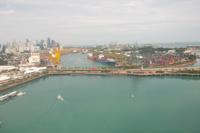 Blick aus der Seilbahn auf den Hafen von Singapur