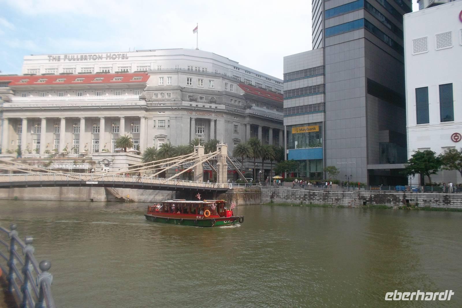 Alte Post (heute Fullerton Hotel) und historische Brücke in Singapur