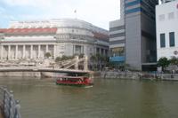 Alte Post (heute Fullerton Hotel) und historische Brücke in Singapur