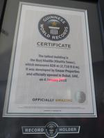 Dubai - Oman - Dubai-Mall -  Burj Khalifa Urkunde über den Weltrekord als höchtes Gebäude der Welt