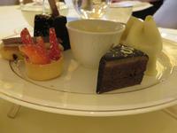 Dubai - Oman -  Ausflug nach Abu Dhabi - Teamtime im im Hotel Emirates Palace - Törtchen mit Blattgold verziert