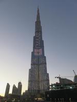 Dubai - Oman - Burj Kahlifa - beleuchtet und Dubai Fontains